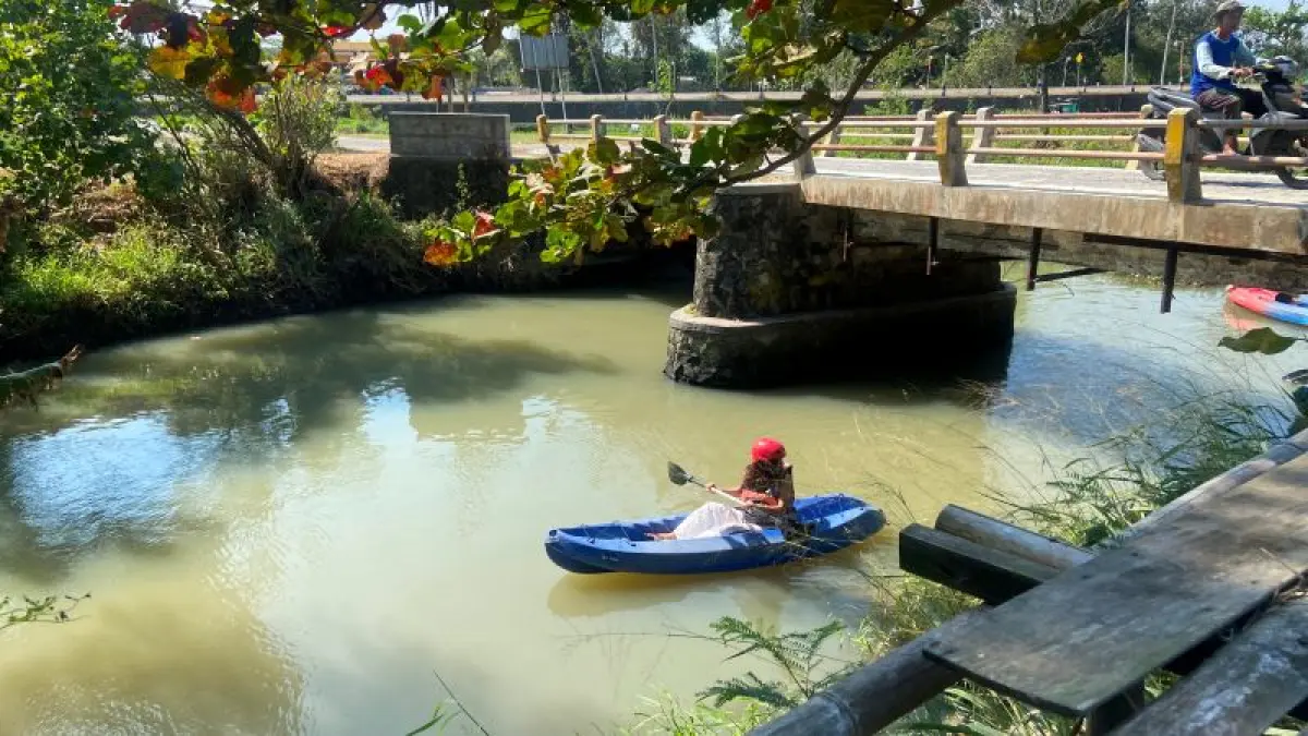 SERU: Wisatawan sedang menjajal bermain kano di Objek Wisata Kano Maritim Baros Senin (13/7). (Cintia Yuliani/Radar Jogja)