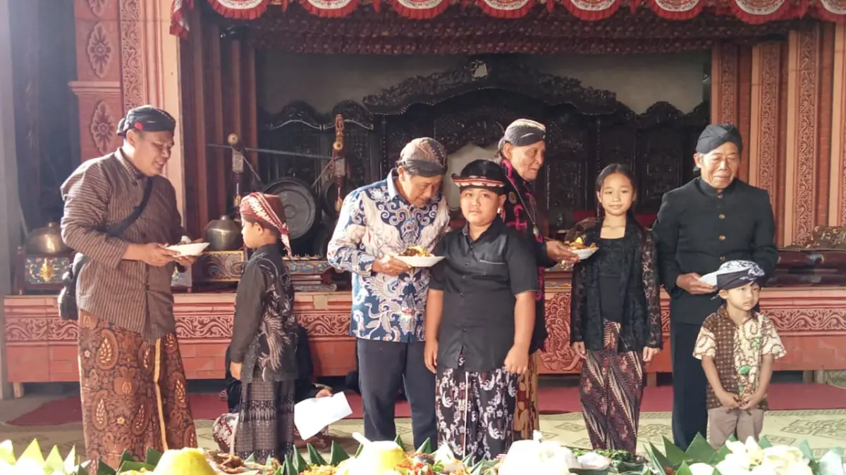 Warga penghayat menggelar rangkaian kegiatan untuk merayakan Hari Kepercayaan di Padepokan Seni Budi Aji, Sawangan, Senin (13/7).

