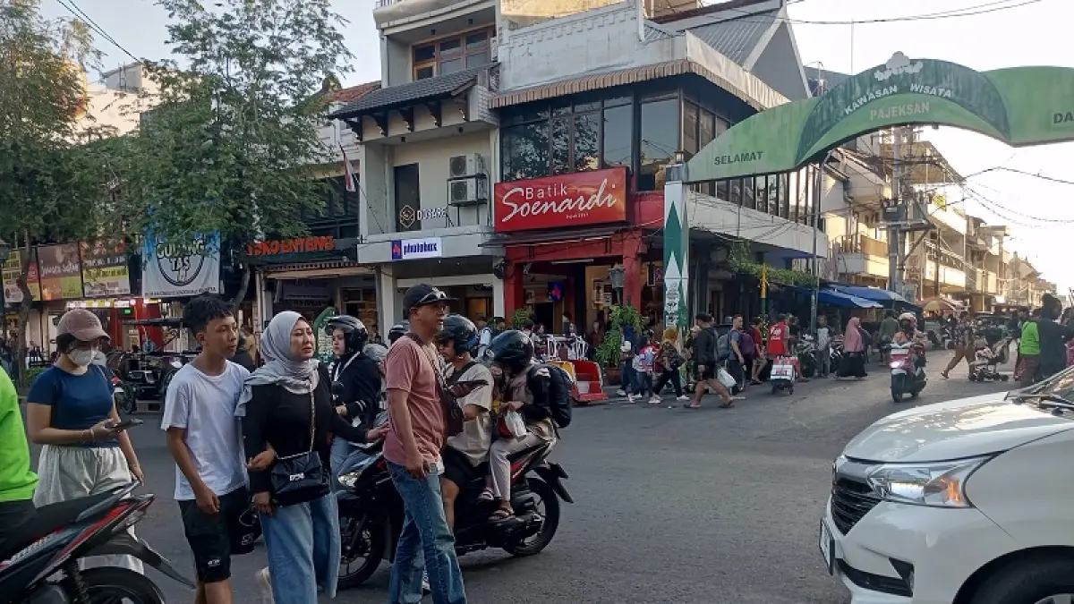 Yusuf Bastiar/Radar Jogja: Aktivitas wisatawan di Malioboro.