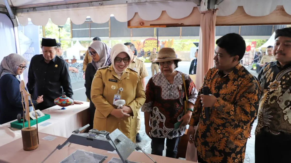 Bupati Purworejo Yuli Hastuti membuka pameran budaya di lapangan Tenis Kompleks Pendopo Kabupaten Purworejo, Senin (13/7). (Dokumentasi Prokopim Purworejo)