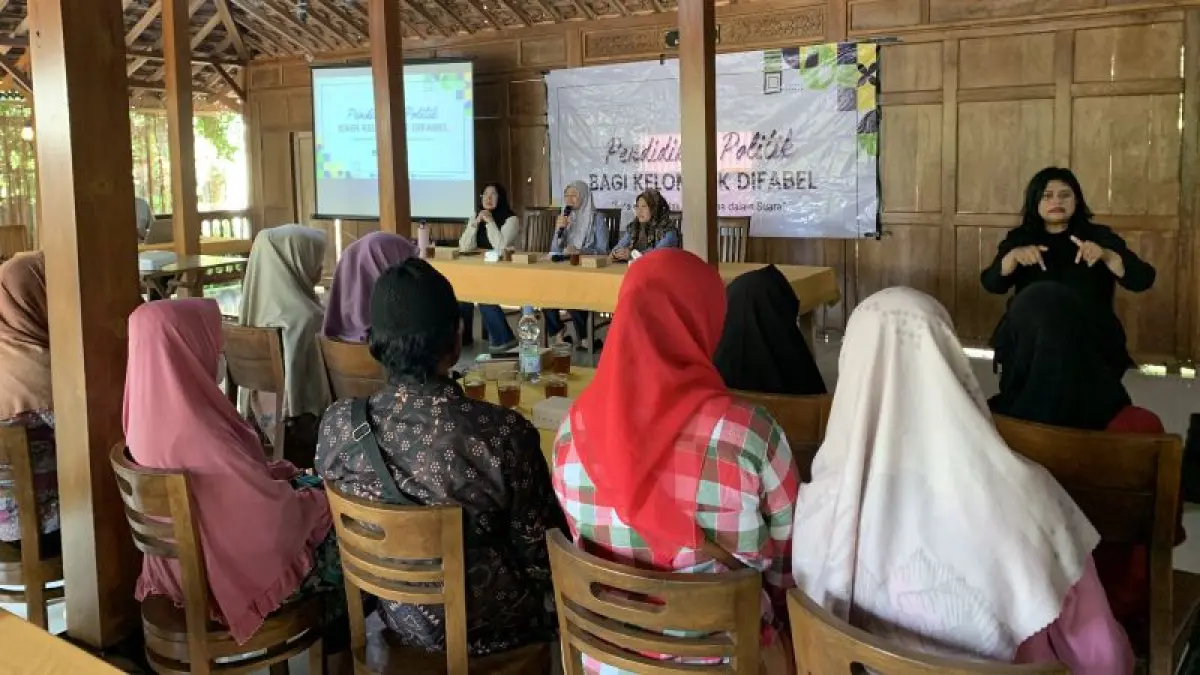 DORONG PARTISIPASI POLITIK: Puluhan penyandang disabilitas mengikuti pendidikan politik yang diselenggarakan Badan Kesbangpol DIY di Omah Kayu, Wonosari Selasa (14/7).&nbsp;(Dzika Fajar/Radar Jogja)