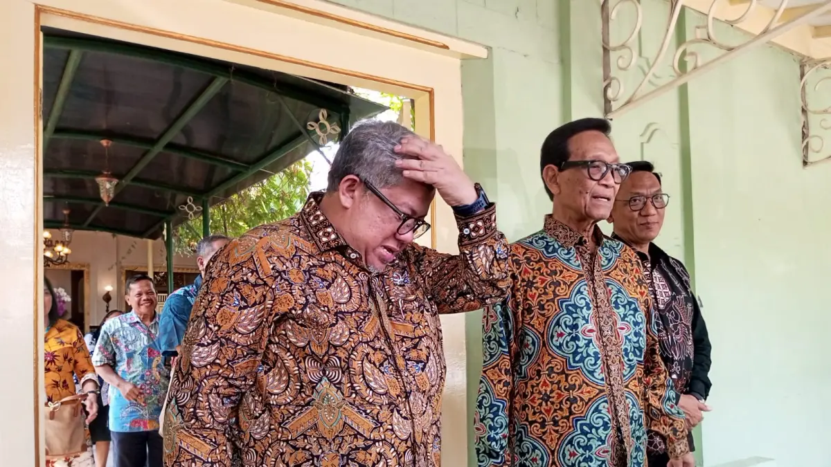 Gubernur DIY HB X bersama Wakil Menteri PKP Fahri Hamzah sedang memberikan keterangan kepada wartawan di kompleks Kepatihan, Selasa (14/7) - Yusuf Bastiar/Radar Jogja