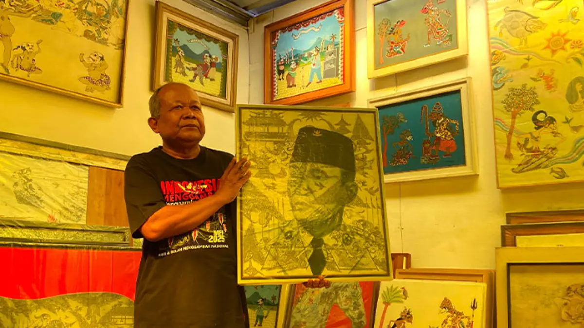 LANGKA: Subandi menunjukkan karya-karyanya dengan media kaca di rumah produksinya, Gendeng, Bangunjiwo, Kasihan, Bantul, kemarin (14/7). (Cintia Yuliani/Radar Jogja)