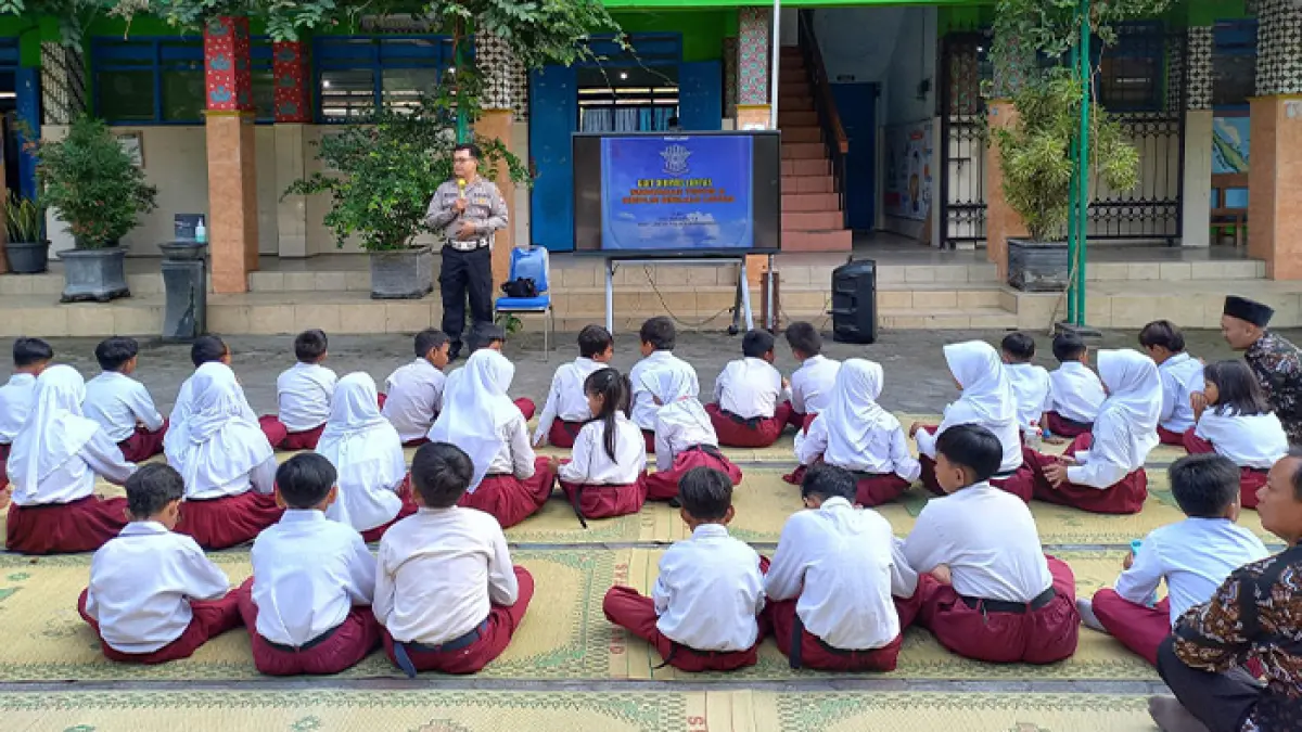 MERIAH: SDN Kintelan 2 Jogja melibatkan kakak kelas dalam MPLS murid baru pada Selasa (14/7). Kakak kelas diikutsertakan agar suasana MPLS tetap meriah. (Dok. SDN Kintelan 2 Jogja)