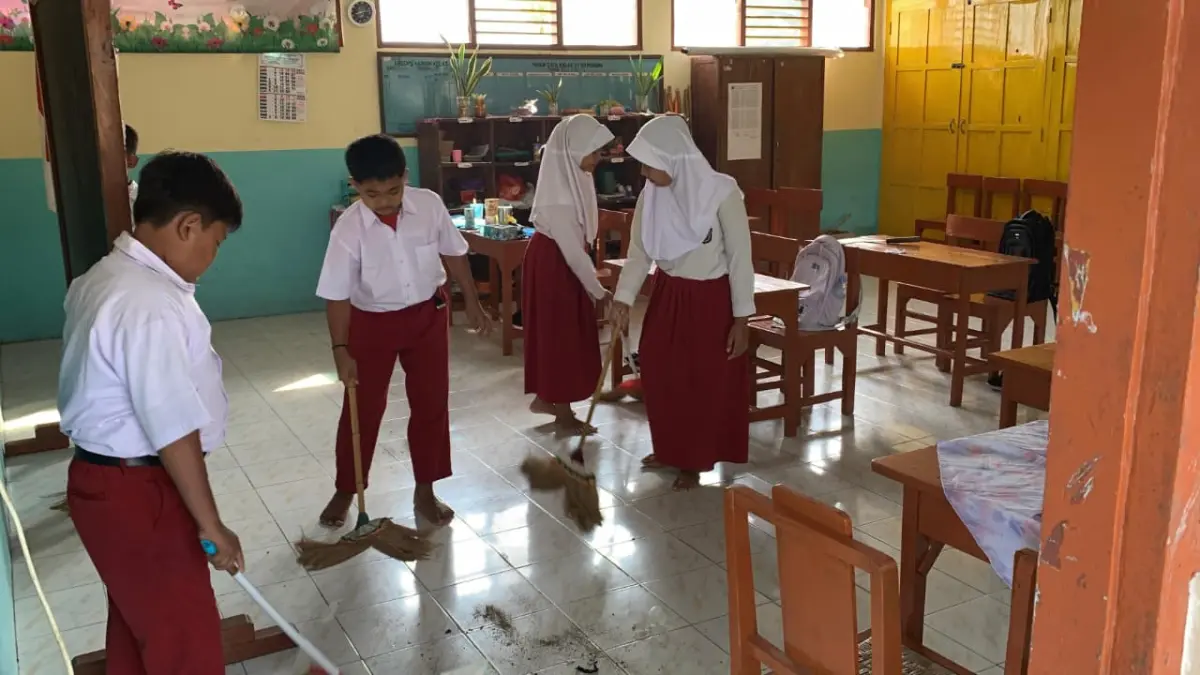 MPLS: Siswa SDN Pendem membersihkan area sekolah dalam masa pengenalan lingkungan. (ANOM BAGASKORO/RADAR JOGJA)