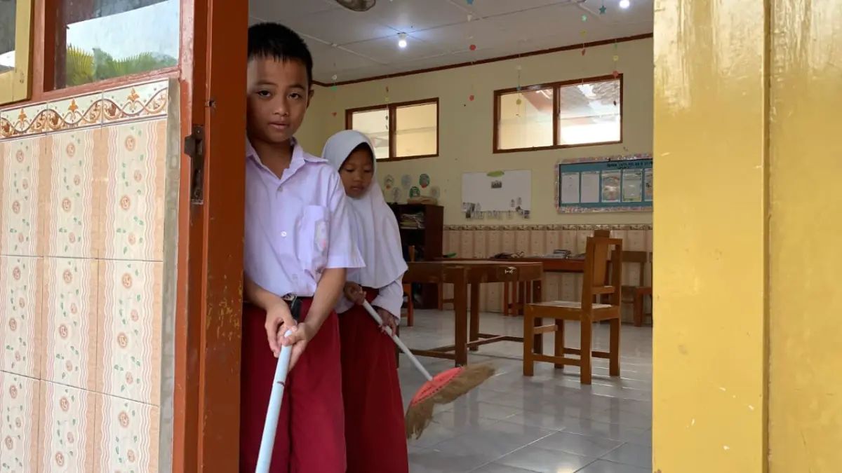 MPLS: Siswa SDN Pendem membersihkan ruangan kelas dalam masa pengenalan lingkungan sekolah. (ANOM BAGASKORO/RADAR JOGJA)