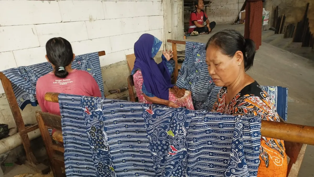  Para perajin batik di sentra batik Desa Gemeksekti, Kecamatan Kebumen sibuk menyelesaikan permintaan pelanggan. (M Hafied/Radar Jogja)