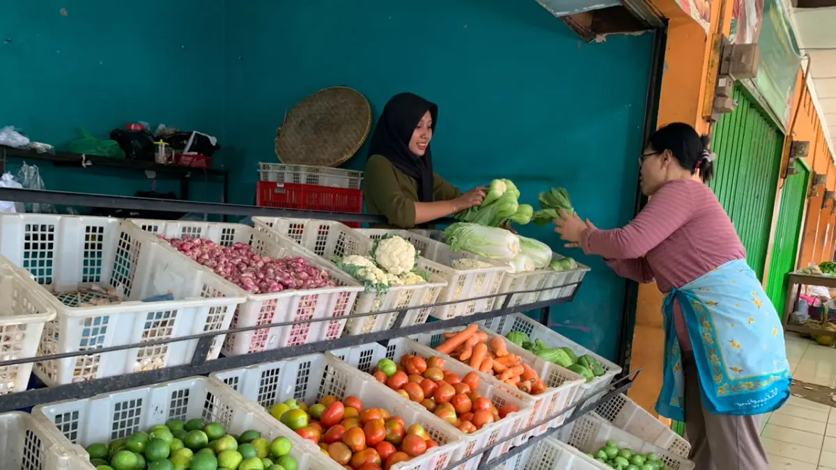 Pedagang sayur melayani pembeli di Pasar Argosari, Wonosari, Gunungkidul, Selasa (14/7/2026). Harga sejumlah komoditas hortikultura, seperti wortel dan mentimun, mengalami kenaikan akibat berkurangnya pasokan dari daerah sentra produksi. (Foto: Dzika Fajar)