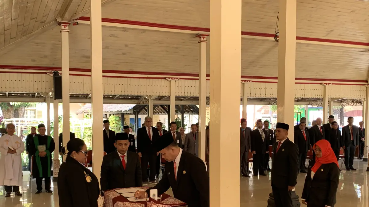 Pelantikan pejabat. Bupati Gunungkidul Endah Subekti Kuntariningsih melantik dan mengambil sumpah jabatan tiga Pejabat Pimpinan Tinggi Pratama di lingkungan Pemerintah Kabupaten Gunungkidul di Bangsal Sewokoprojo, Wonosari, Selasa (14/7).