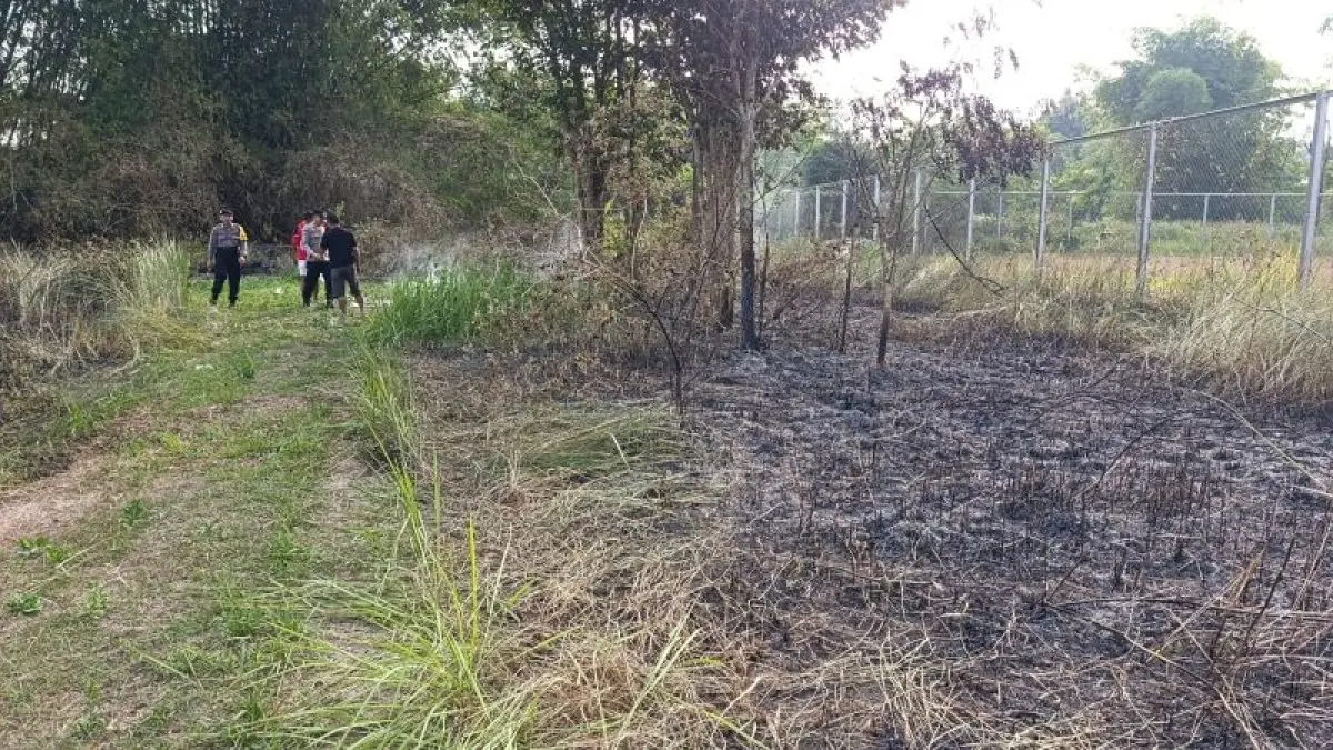 Penanganan kebakaran lahan di Sardonoharjo, Ngaglik, Sleman Selasa (14/7). (Dokumentasi Polresta Sleman)