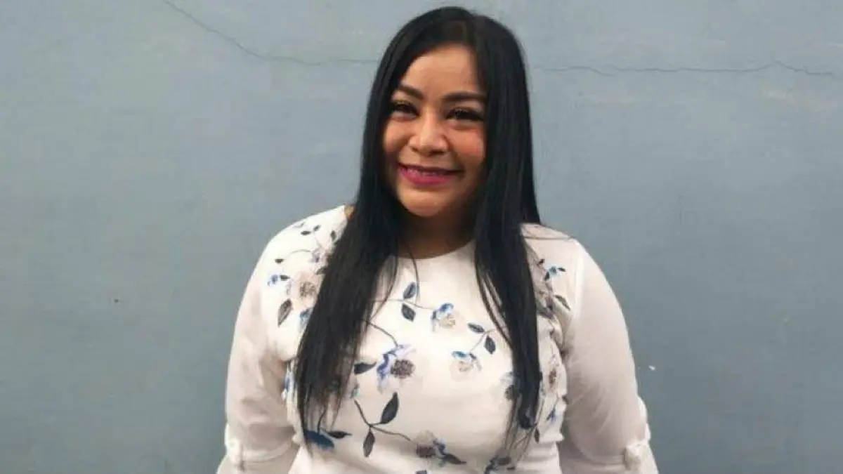 Potret pedangdut Annisa Bahar yang tampil mengenakan busana bernuansa putih bermotif bunga. (X/jellypastaa)