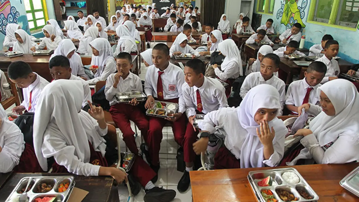 SANTAP MBG: Siswa baru SMPN 2 Pakem menikmati menu MBG saat mengikuti MPLS di sekolahnya, Sleman, kemarin (14/7). Perwakilan ORI DIJ menerima 34 aduan terkait SPMB 2026, laporan terbanyak jenjang SMP dan SMA. (Guntur Aga Tirtana/Radar Jogja)
