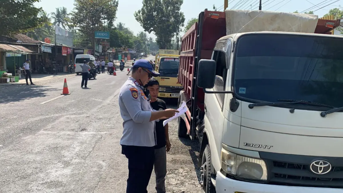 SIDAK: Tim Gabungan dari &nbsp;personel Dishub hingga Polres Kulon Progo menggelar operasi untuk kendaraan angkutan. (ANOM BAGASKORO/RADAR JOGJA)