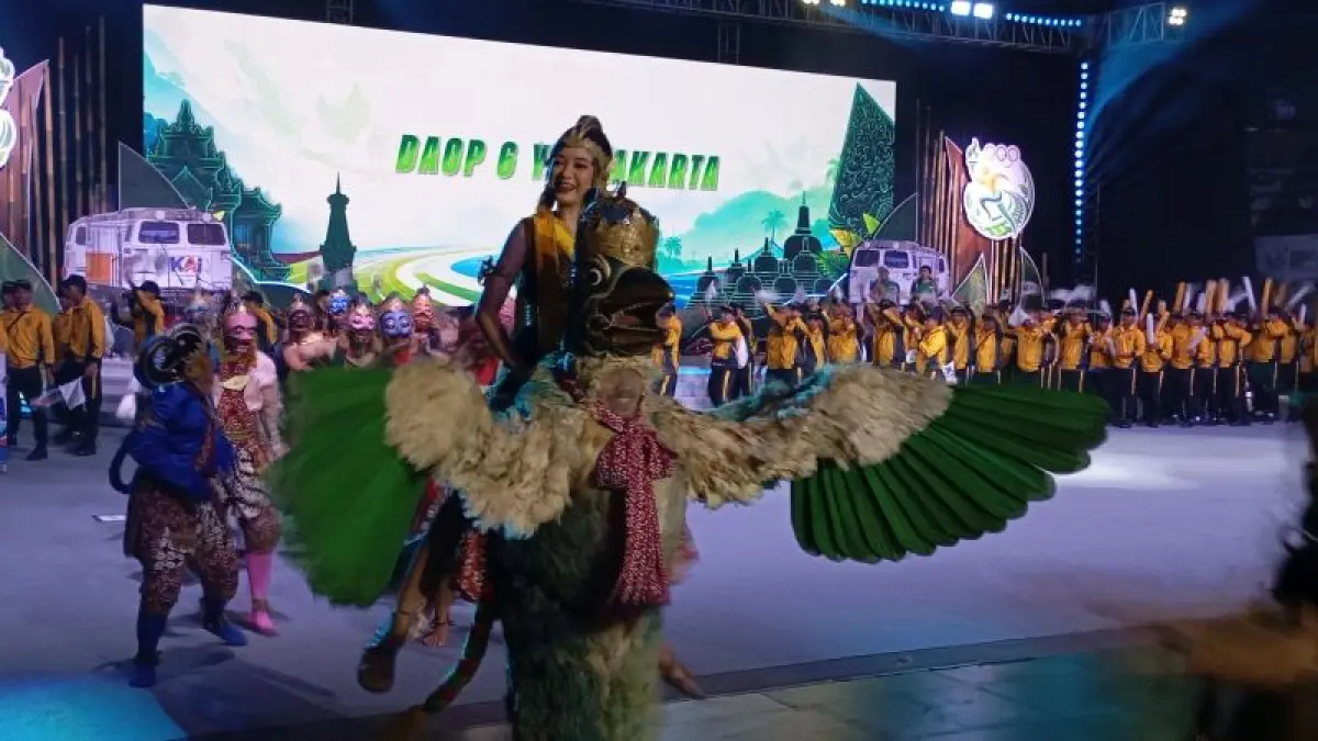 Suasana pembukaan Porsenika 2026 yang diselenggarakan di GOR UNY Senin (13/7/2026) malam. (Iwan Nurwanto/Radar Jogja)