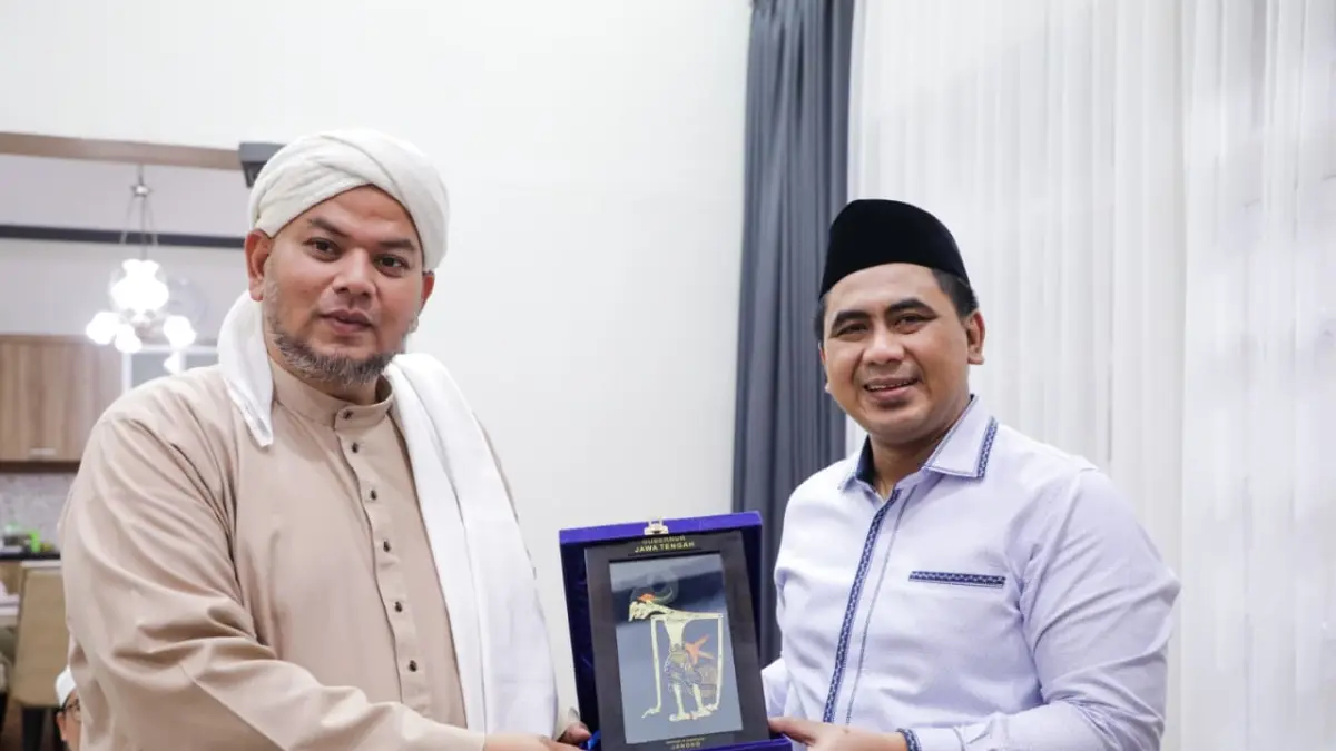 Taj Yasin saat menerima kunjungan silaturahmi Pimpinan Pondok Pesantren Al Muhibbin, Malaka, Malaysia, Muhammad Hadi Al Muhibbin, di Rumah Dinas Wakil Gubernur, Kota Semarang, Senin, 13 Juli 2026.