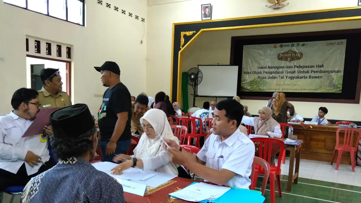 Warga menerima uang ganti kerugian imbas terkena proyek jalan Tol Jogja-Bawen, Selasa (14/7).