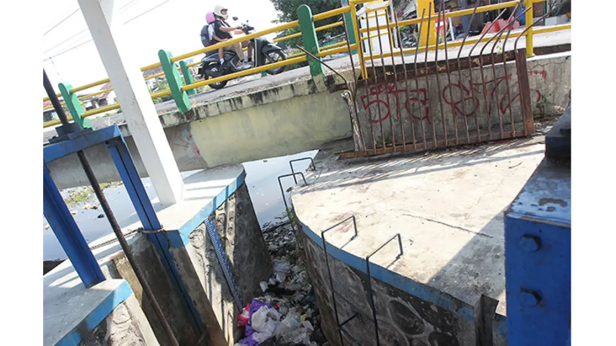 TERCEMAR: Sampah yang terbawa arus Sungai Code menumpuk di Bendung Mergangsan, Kota Jogja, kemarin (14/7). Pencemaran limbah domestik yang menyebabkan tingginya kandungan bakteri E.coli masih menjadi ancaman bagi kebersihan sungai di Kota Jogja. (Guntur Aga Tirtana/Radar Jogja)