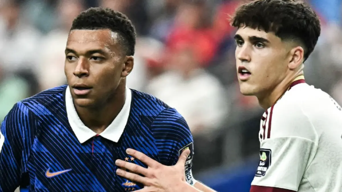Bek Spanyol, Pau Cubarsi menjaga kapten Prancis, Kylian Mbappe dalam laga semifinal Piala Dunia 2026 pada Rabu (15/7). (instagram)