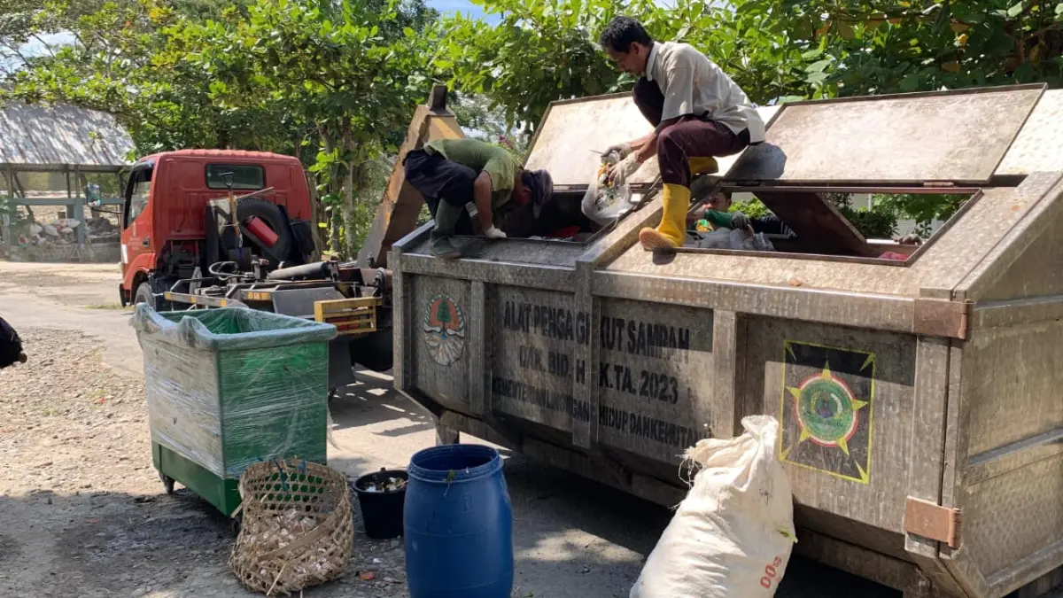 CEGAT: Truk sampah sebelum masuk ke TPA Banyuroto harus mendapatkan pemeriksaan dari petugas. (ANOM BAGASKORO/RADAR JOGJA)
