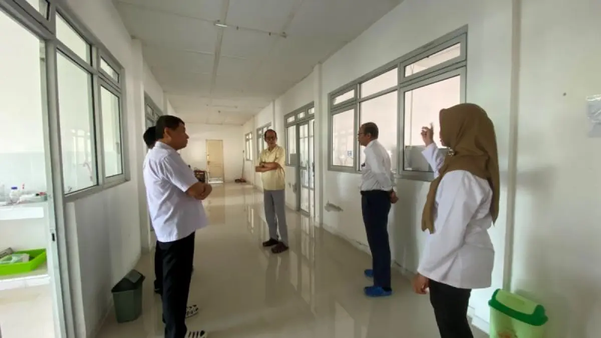 CEK LANGSUNG: Wakil Ketua Komisi B DPRD DIY Danang Wahyu Broto (baju kuning) berdiskusi dengan jajaran Balai PPTDK DIY di sela mengunjungi laboratorium di balai tersebut Rabu (15/7).&nbsp;&nbsp;(Cintia Yuliani/Radar Jogja)