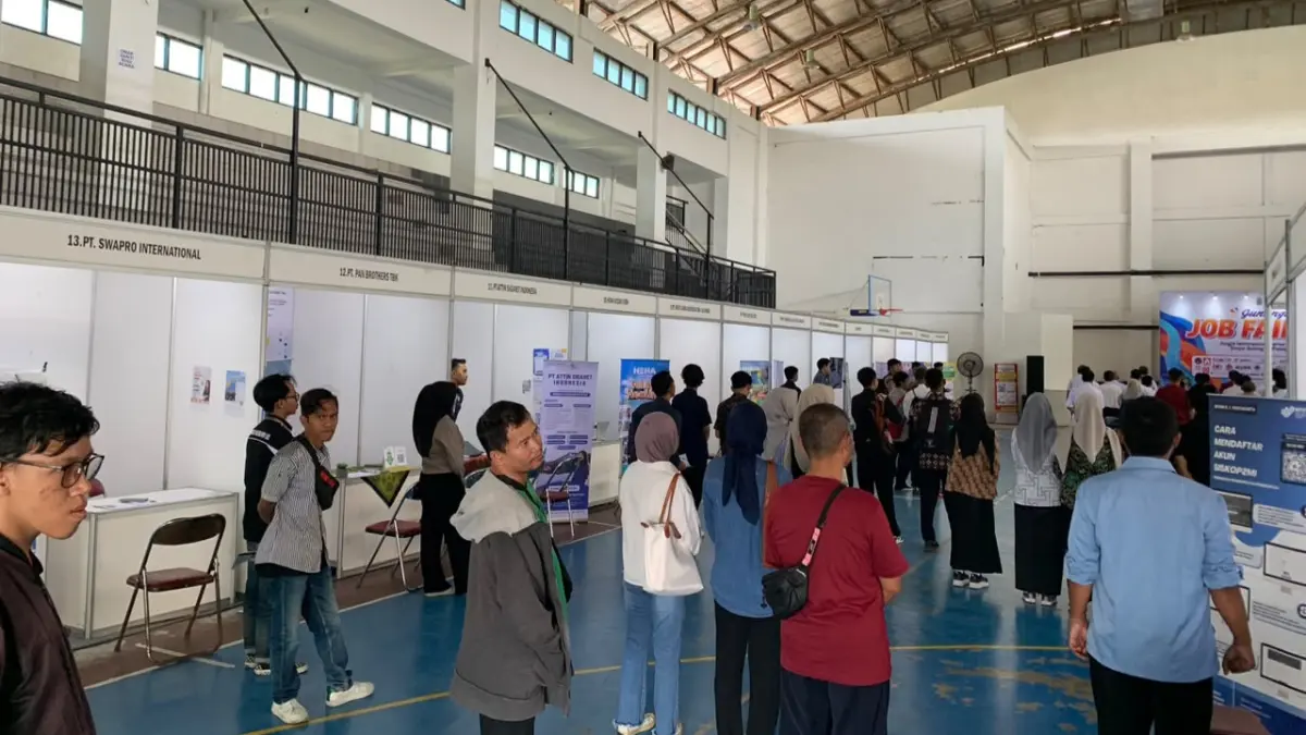 Ratusan pencari kerja memadati pelaksanaan hari pertama Job Fair 2026 di GOR Siyono, Kapanewon Playen, Kabupaten Gunungkidul, Rabu (15/7/2026). Sebanyak 32 perusahaan membuka sekitar 5.000 lowongan pekerjaan bagi pelamar dari berbagai jenjang pendidikan. (Dzika Fajar/Radar Jogja)