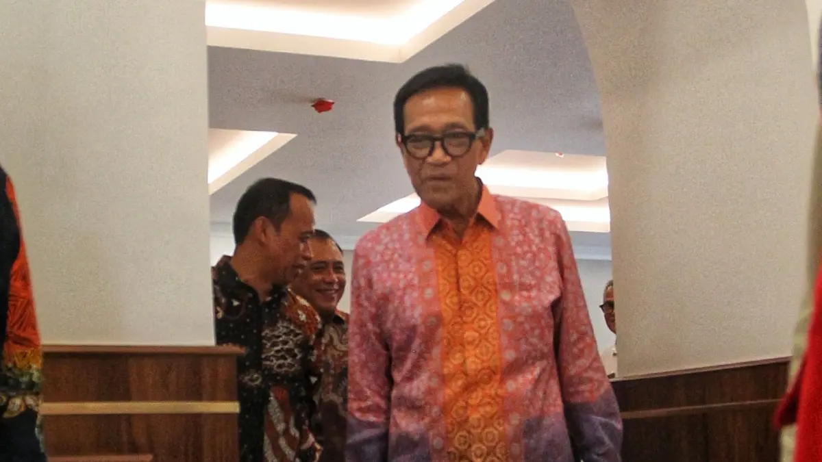 Gubernur DIJ Hamengku Buwono X meninjau pembangunan gedung baru DPRD DIJ di Jalan Kenari, Kota Jogja, kemarin (15/7). Progres pembangunan telah mencapai 81,745 persen, melampaui target 80,368 persen atau mengalami deviasi positif sebesar 1,377 persen.