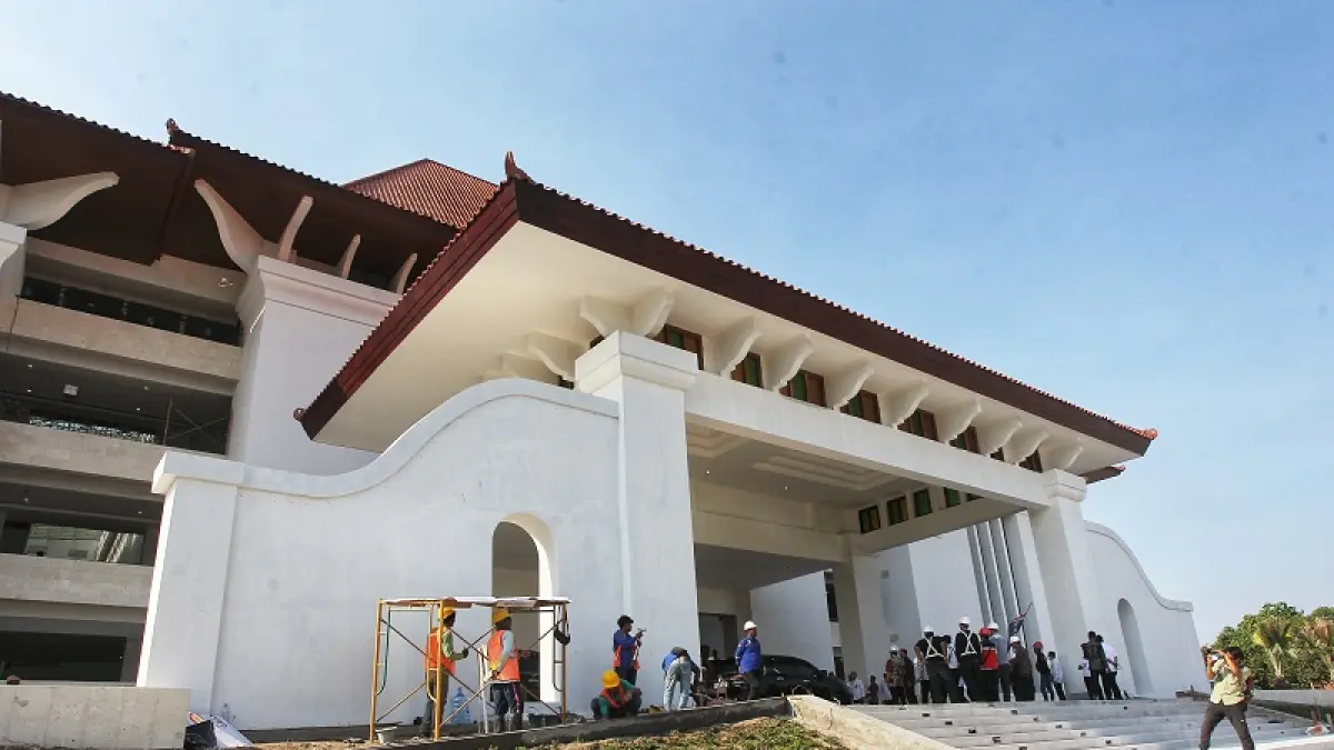 Gubernur DIY Hamengku Buwono X meninjau pembangunan gedung baru DPRD DIY di Jalan Kenari, Kota Jogja, Rabu (15/7/2026). Foto: Guntur Aga Tirtana/Radar Jogja