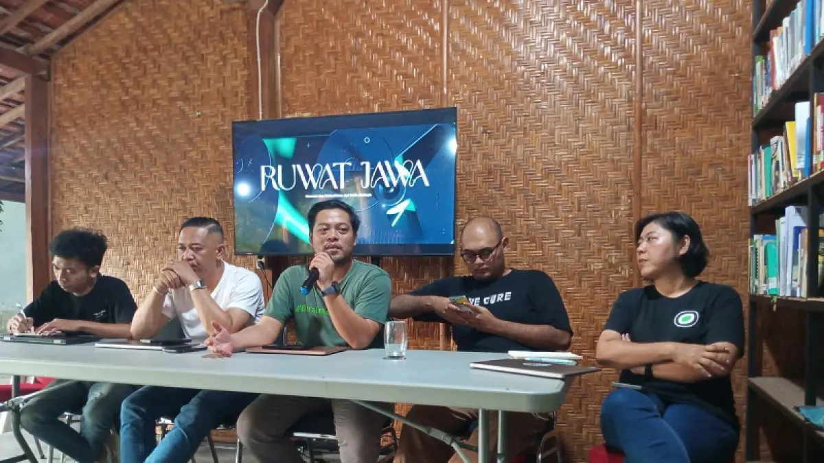 JUMPA PERS: Krisis sosial-ekologis dan tuntutan WALHI region Jawa di kantor WALHI Jogja. Yusuf Bastiar/Radar Jogja