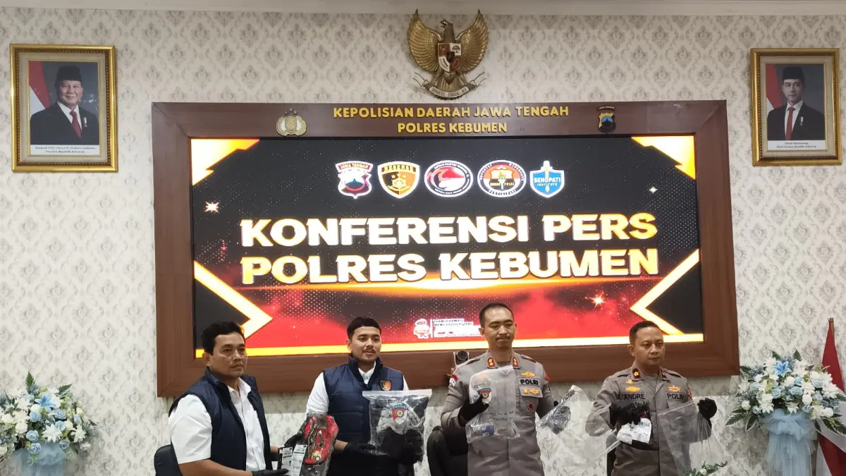 Kapolres Kebumen AKBP I Putu Bagus Krisna Purnama didampingi pejabat polres menunjukkan barang bukti kasus kericuhan dua kelompok yang terjadi di area gudang jasa ekspedisi. (M Hafied/Radar Jogja)