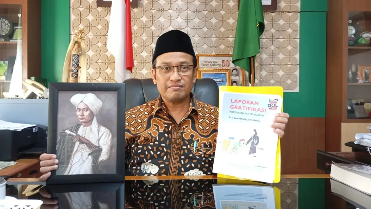Kepala Kantor Wilayah (Kanwil) Kementerian Agama (Kemenag) DIY Ahmad Bahiej saat menunjukkan sosok inspirasinya dan gratifikasi yang ia laporkan ke KPK di ruang kerjanya, Rabu (15/7/2026). (Foto: IWAN NURWANTO/Radar Jogja)