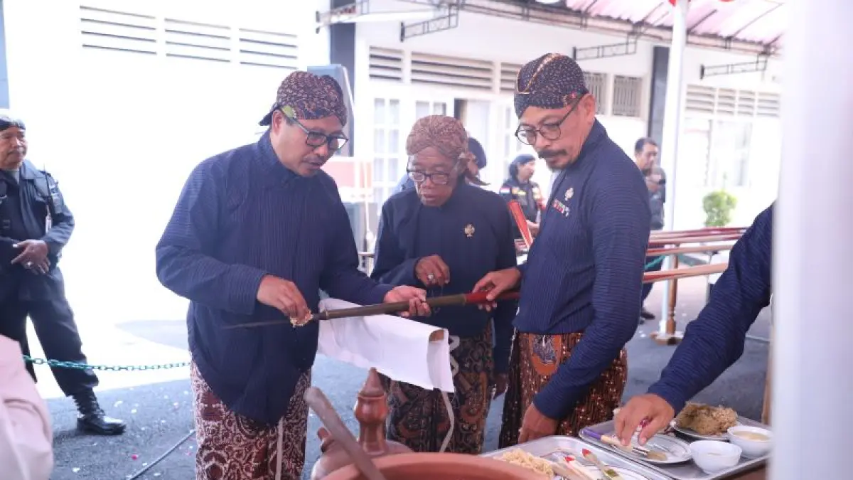 NGURI-URI BUDAYA: Prosesi jamasan Tombak Kiai Agnya Murni di Rumah Dinas Bupati Bantul Rabu (15/7). (Dokumentasi Pemkab Bantul)