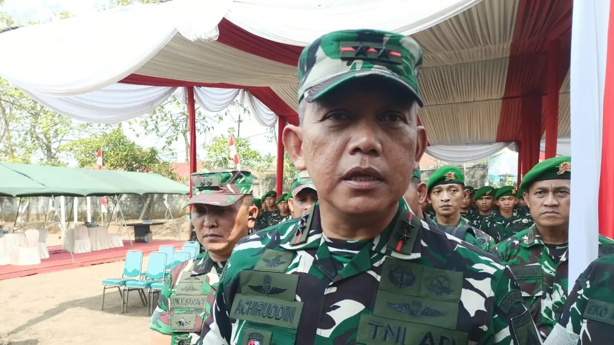 Pangdam IV/Diponegoro Mayjen TNI Achiruddin Darojat berkunjung ke barak sementara Batalyon Teritorial Pembangunan (Yon TP) yang berada di Desa Nogoraji, Kecamatan Buayan. (M Hafied/Radar Jogja)