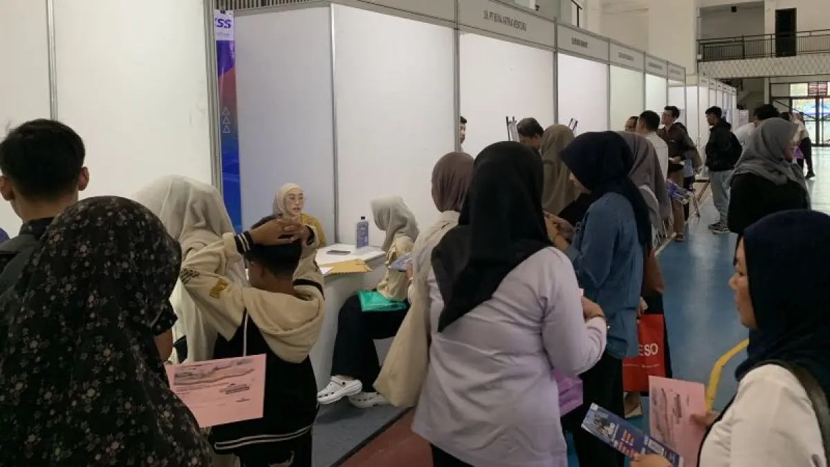 Ratusan pencari kerja memadati pelaksanaan Job Fair Gunungkidul 2026 di GOR Siyono, Playen Rabu (15/7).&nbsp;(Dzika&nbsp;Fajar/Radar Jogja)