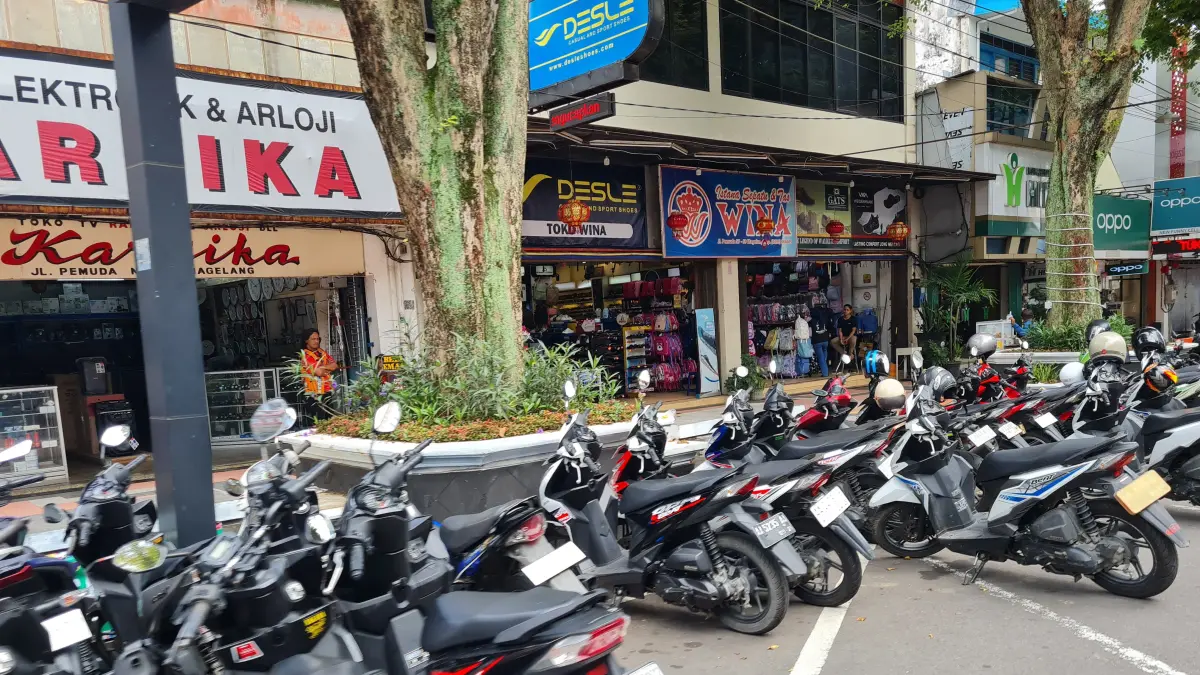 Sejumlah kendaraan roda dua diparkir di kawasan Pecinan.