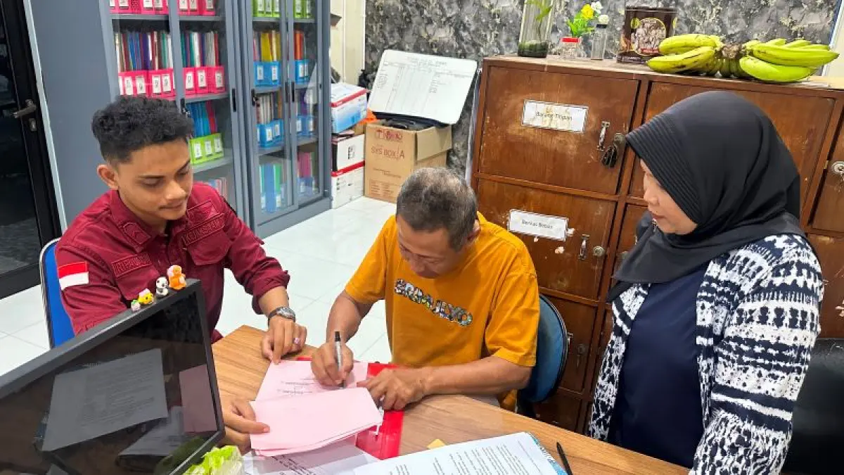 Wajiran sedang menandatangi dokumen saat dibebaskan dari Lapas Wirogunan. (Dokumentasi Penasihat Hukum Wajiran)

