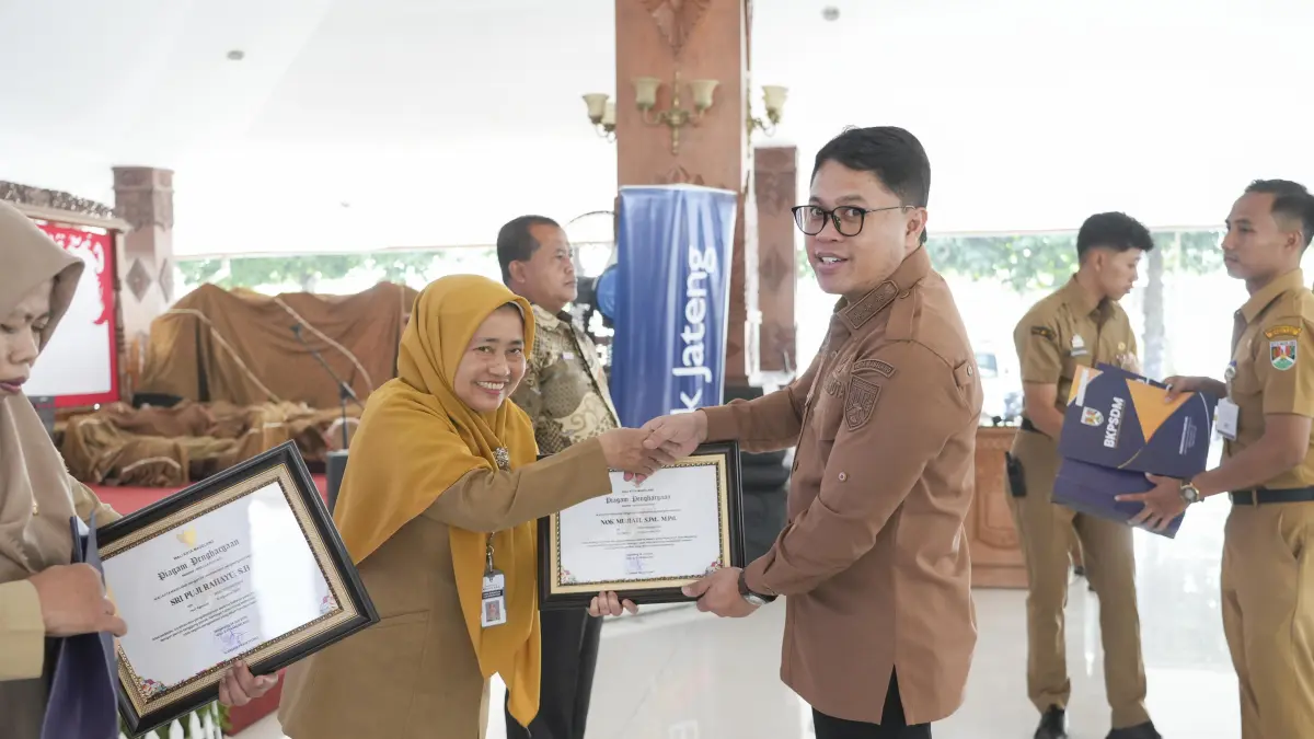 Wali Kota Magelang menyerahkan SK pensiun kepada puluhan ASN yang purnatugas.