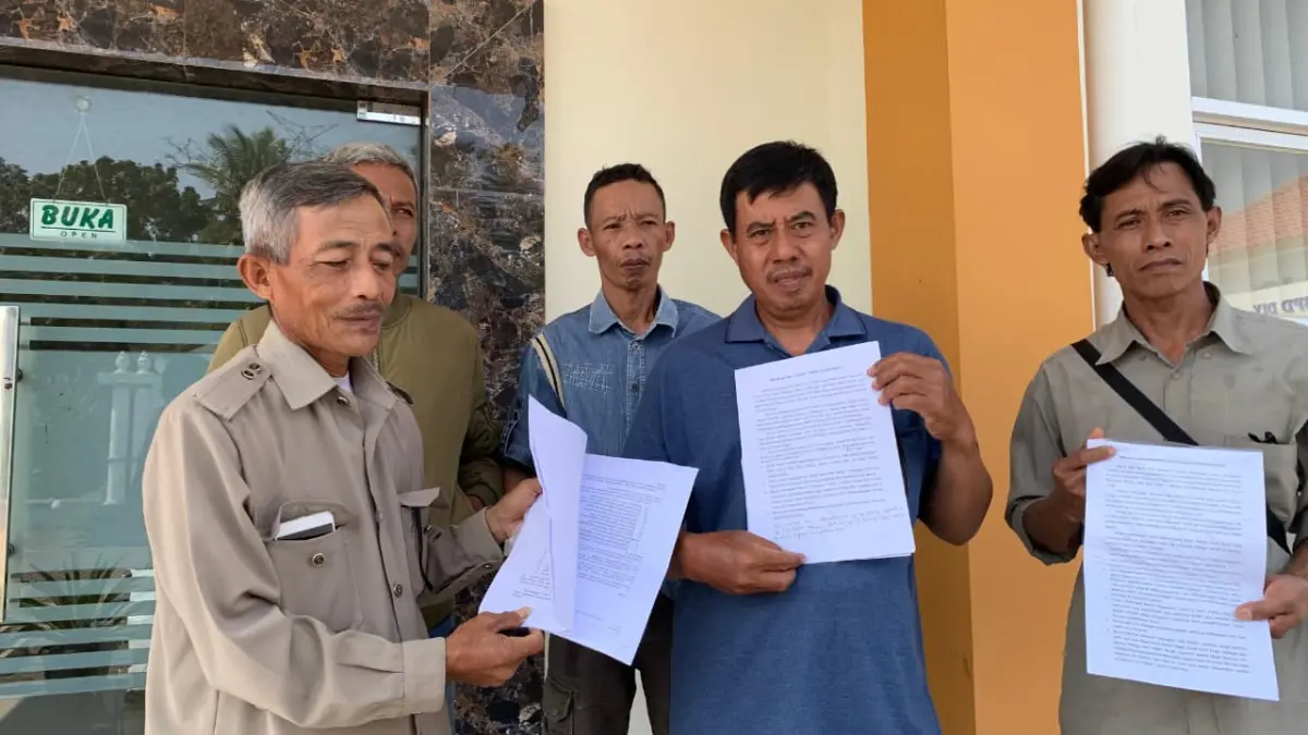 BERTEMU: Warga Palihan mengadakan audiensi di Balai Kalurahan menuntut kepastian penggantian TKD. (ANOM BAGASKORO/RADAR JOGJA)