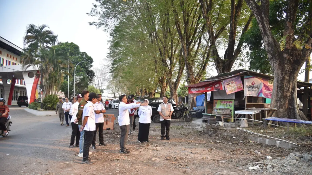  Bupati Kebumen Lilis Nuryani didampingi pejabat terkait meletakkan batu pertama sebagai tanda dimulainya proyek revitalisasi Stadion Candradimuka. (Dokumentasi Prokopim Kebumen)