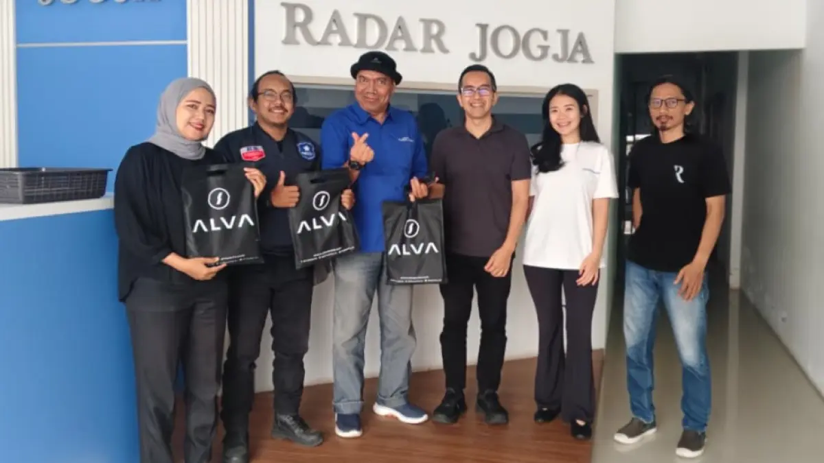Chief Marketing Officer ALVA, Putu Swaditya Yudha (ketiga dari kanan), serta Public Relations Manager ALVA, Jennifer Rusli (kedua dari kanan) saat berkunjung ke Radar Jogja, Kamis (16 Juli 2026). (Foto: Yosika/Radar Jogja)