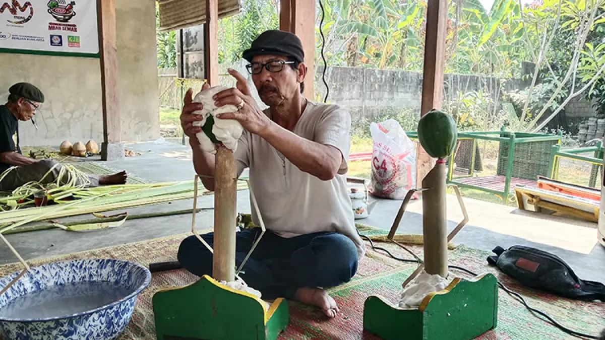 DARI TEPUNG: Sugiyantoro saat membuat boneka bekakak, Kamis (16/7/2026). Pasangan pengantin bekakak ini akan dikirab dan disembelih pada Jumat (18/7/2026) ini. (Foto: Delima Purnamasari/Radar Jogja)