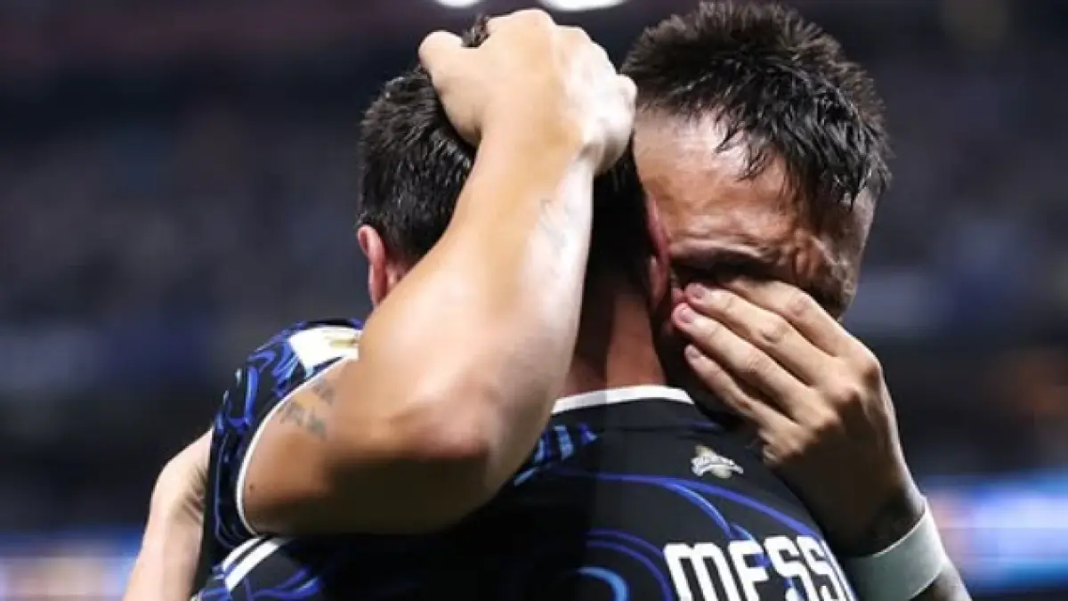Lautaro Martinez rayakan gol kemenangan Argentina bersama Lionel Messi.
