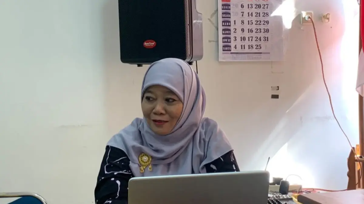 Kepala Bidang Kesatuan Bangsa Badan Kesatuan Bangsa dan Politik (Kesbangpol) Kabupaten Gunungkidul, Nani Asyfiyah (kanan), didampingi Staf Bidang Kesatuan Bangsa Heni (kiri), memberikan keterangan kepada wartawan di Kantor Kesbangpol Gunungkidul, Selasa (16/7/2026), (Dzika Fajar/Radar Jogja)