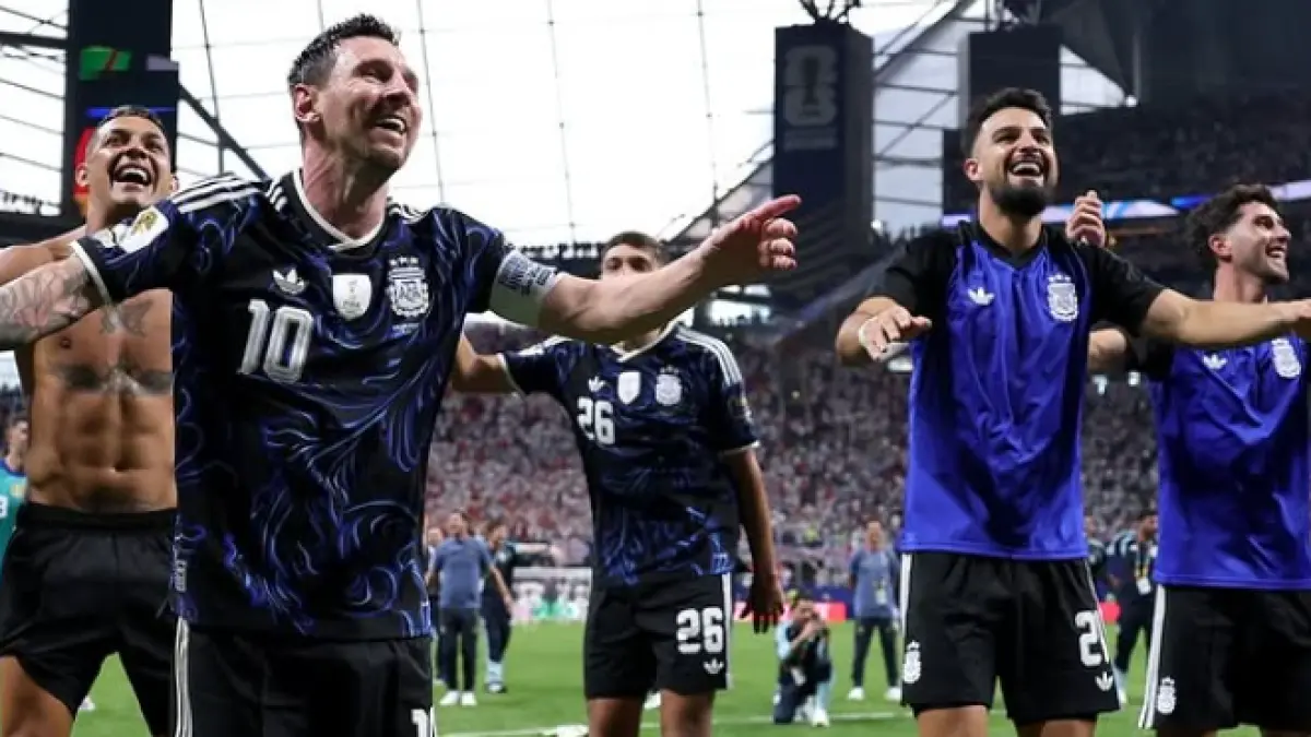 Para pemain Argentina rayakan kelolosan mereka ke final Piala Dunia setelah taklukkan Inggris.