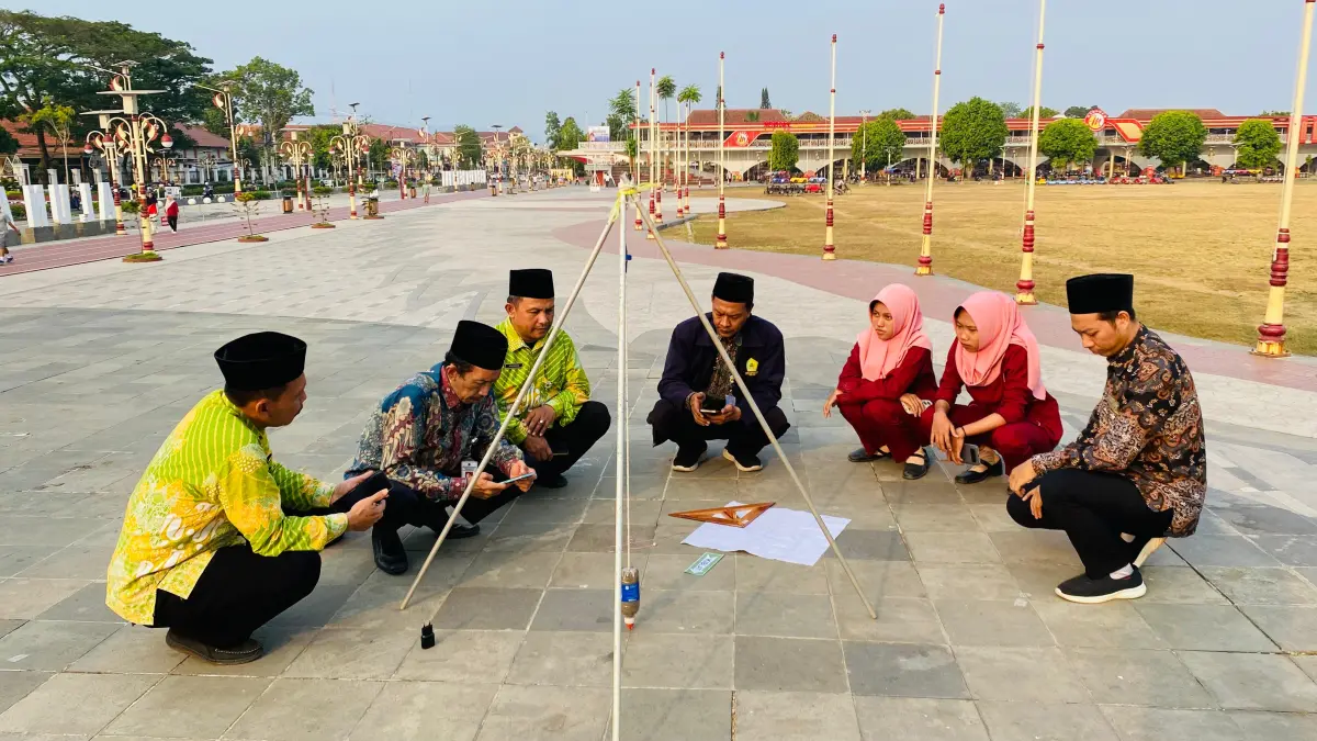 Petugas Kantor Kementerian Agama (Kemenag) Kebumen melaksanakan pengukuran arah kiblat di Alun-alun Pancasila yang selama ini digunakan untuk salat Idul Fitri maupun Idul Adha. (Dokumentasi Kemenag Kebumen)

&nbsp;
