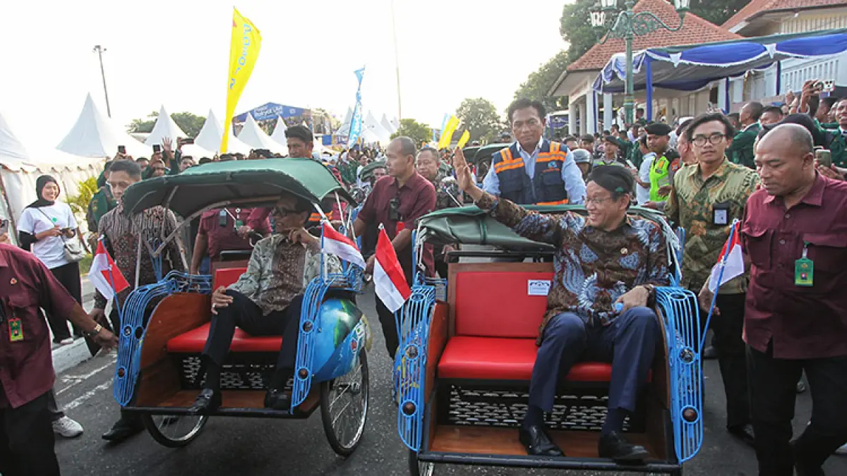 RAMAH LINGKUNGAN: Menteri Keuangan Purbaya Yudhi Sadewa bersama Gubernur DIJ Hamengku Buwono X menaiki becak kayuh listrik wisata (Bekalista) mengelilingi Alun-Alun Selatan, Jogja, Kamis (16/7/2026). (Foto: Guntur Aga Tirtana/Radar Jogja)