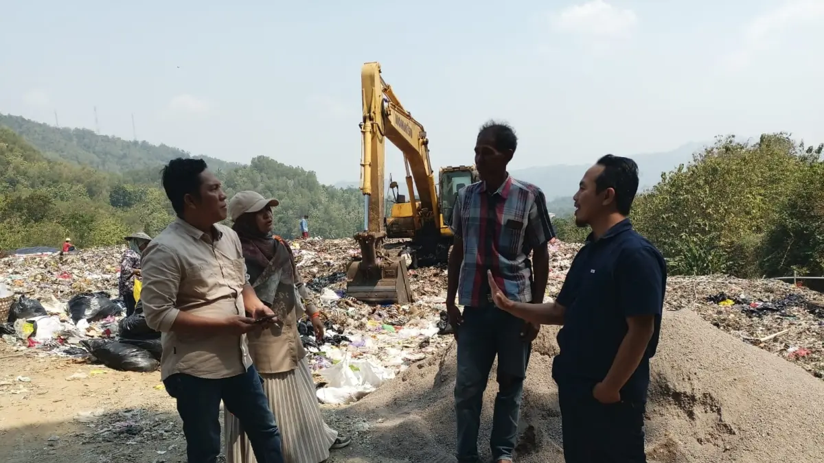 Rombongan Komisi D meninjau langusung upaya penataan TPA Kaligending. Dalam kunjungan ini anggota dewan tidak menemukan keberadaan petugas pengawas dan papan proyek pekerjaan. (M Hafied/Radar Jogja)