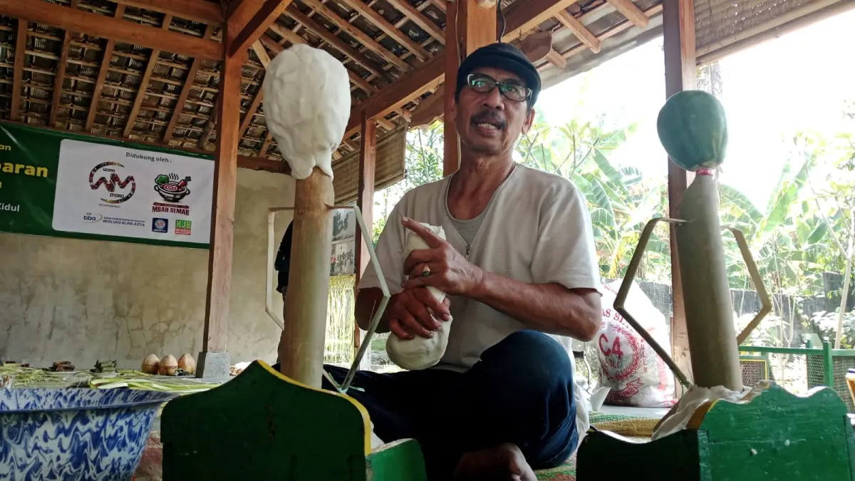 Sugiyantoro saat membuat boneka bekakak pada Kamis (16/7)&nbsp;- Delima Purnamasari/Radar Jogja