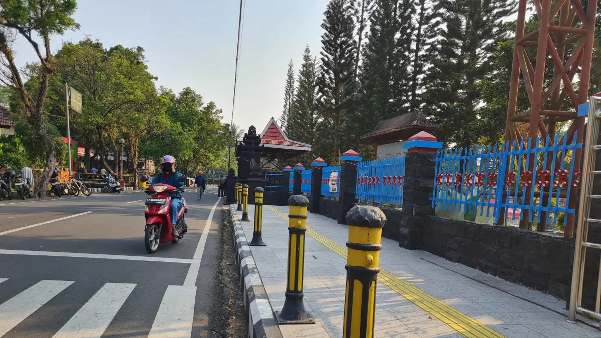  Trotoar di kawasan Taman Kyai Langgeng sudah layak dan memadai.