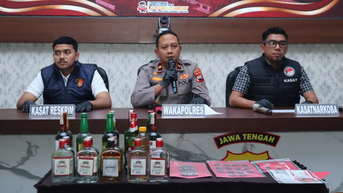 Wakapolres Kebumen Kompol Andre Bachtiar Winanomo menunjukkan barang bukti hasil pelaksanaan Operasi Pekat Candi II 2026. (Dokumentasi Polres Kebumen)