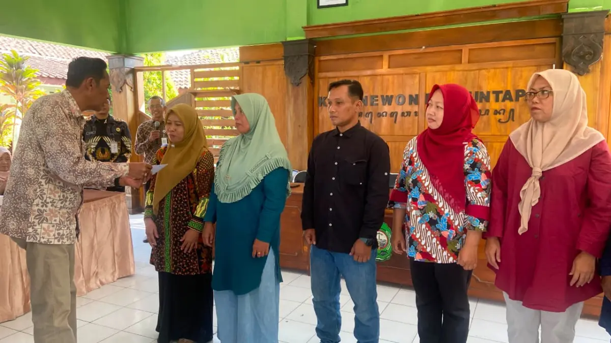 Wakil Bupati Bantul Aris Suharyanta sedang menyerahkan bantuan usaha ke KPM di Pendopo Kapanewon Banguntapan Kamis (16/7)&nbsp;- Cintia Yuliani/Radar Jogja